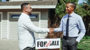 a Clarksville TN realtor and a client handshake